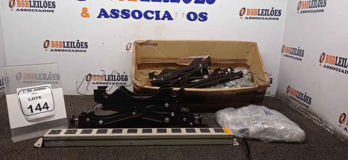 LOTE 144 - 01 PAR DE SUPORTE PARA TV DE GRANDE PORTE ARTICULÁVEL, 01 RÉGUA DE ENERGIA COM 12 ENTRADAS E  GRANDE QUANTIDADE DE  CANTONEIRAS PARA MÓVEIS. (NO ESTADO) ATENÇÃO! FAZER A VISITAÇÃO ANTES DE ARREMATAR, NÃO SABEMOS SE FUNCIONA, LEILÃO NÃO TEM GARANTIA E NEM DEVOLUÇÃO, SUJEITO A POSSÍVEIS AVARIAS VISÍVEIS/OCULTAS E/OU AUSÊNCIA DE COMPONENTES.