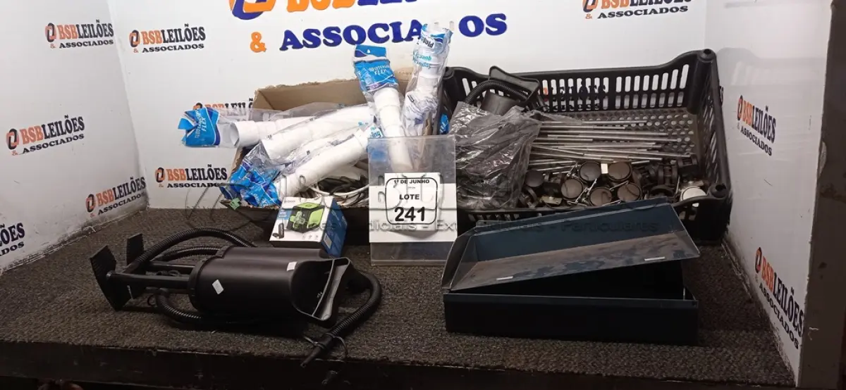LOTE 241 - 03 BOMBAS DE AR MANUAL, 05 CÂMERAS DE MONITORAMENTO MARCA SAMSUNG, 08 TUBOS EXTENSIVOS FLEX, 01 MINI NÍVEL A LASER, 03 PRATELEIRAS DE METAL E VÁRIAS RODINHAS PARA MÓVEIS. (NO ESTADO) ATENÇÃO! FAZER A VISITAÇÃO ANTES DE ARREMATAR, NÃO SABEMOS SE FUNCIONA, LEILÃO NÃO TEM GARANTIA E NEM DEVOLUÇÃO, SUJEITO A POSSÍVEIS AVARIAS VISÍVEIS/OCULTAS E/OU AUSÊNCIA DE COMPONENTES.