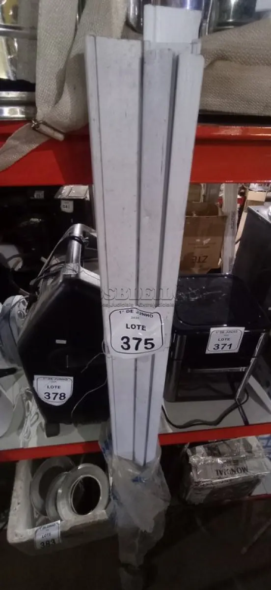 LOTE 375 - 01 PORTA SANFONADA PVC DE 0,86X2,10 NA COR BRANCA MARCA PLASTILIT. (NO ESTADO) ATENÇÃO! FAZER A VISITAÇÃO ANTES DE ARREMATAR, NÃO SABEMOS SE FUNCIONA, LEILÃO NÃO TEM GARANTIA E NEM DEVOLUÇÃO, SUJEITO A POSSÍVEIS AVARIAS VISÍVEIS/OCULTAS E/OU AUSÊNCIA DE COMPONENTES.