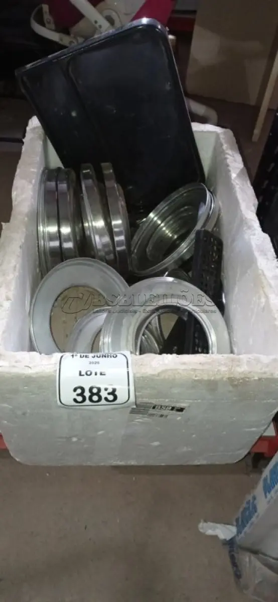 LOTE 383 - 01 LOTE COM GRANDE QUANTIDADE DE TAMPAS PARA LIXEIRAS REDONDAS EM INOX. (NO ESTADO) ATENÇÃO! FAZER A VISITAÇÃO ANTES DE ARREMATAR, NÃO SABEMOS SE FUNCIONA, LEILÃO NÃO TEM GARANTIA E NEM DEVOLUÇÃO, SUJEITO A POSSÍVEIS AVARIAS VISÍVEIS/OCULTAS E/OU AUSÊNCIA DE COMPONENTES.