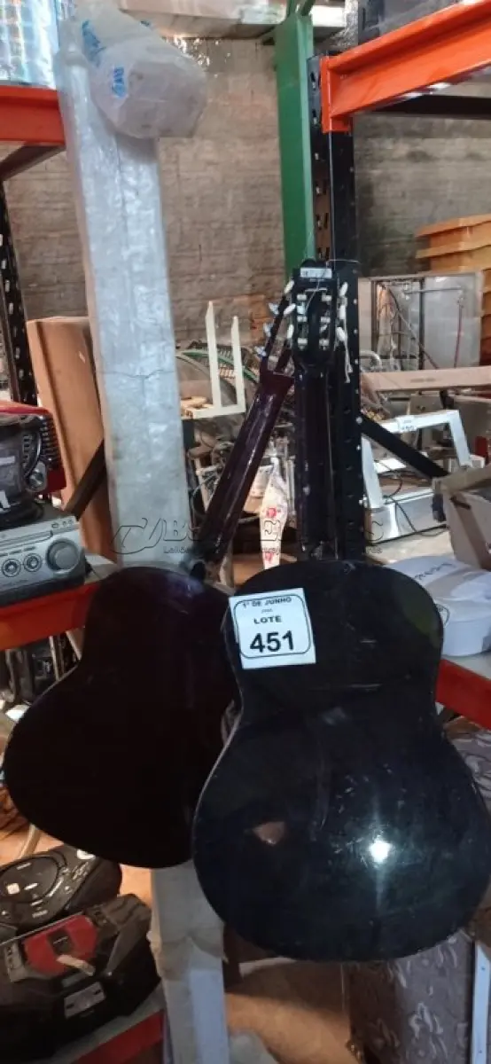 LOTE 451 - 02 VIOLÕES MARCAS SUZUKI E KASHIMA. (NO ESTADO) ATENÇÃO! FAZER A VISITAÇÃO ANTES DE ARREMATAR, NÃO SABEMOS SE FUNCIONA, LEILÃO NÃO TEM GARANTIA E NEM DEVOLUÇÃO, SUJEITO A POSSÍVEIS AVARIAS VISÍVEIS/OCULTAS E/OU AUSÊNCIA DE COMPONENTES.
