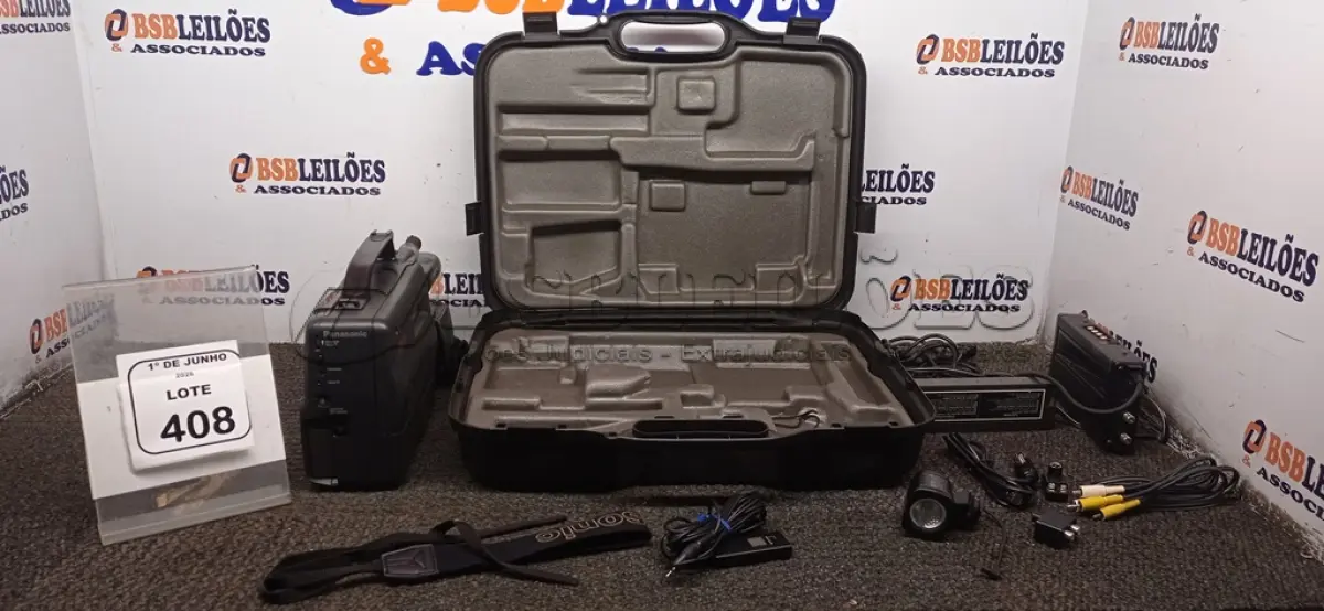 LOTE 408 - 01 FILMADORA OMINIMOVIE COM MALETAS E ASSESSÓRIOS MARCA PANASONIC. (NO ESTADO) ATENÇÃO! FAZER A VISITAÇÃO ANTES DE ARREMATAR, NÃO SABEMOS SE FUNCIONA, LEILÃO NÃO TEM GARANTIA E NEM DEVOLUÇÃO, SUJEITO A POSSÍVEIS AVARIAS VISÍVEIS/OCULTAS E/OU AUSÊNCIA DE COMPONENTES.