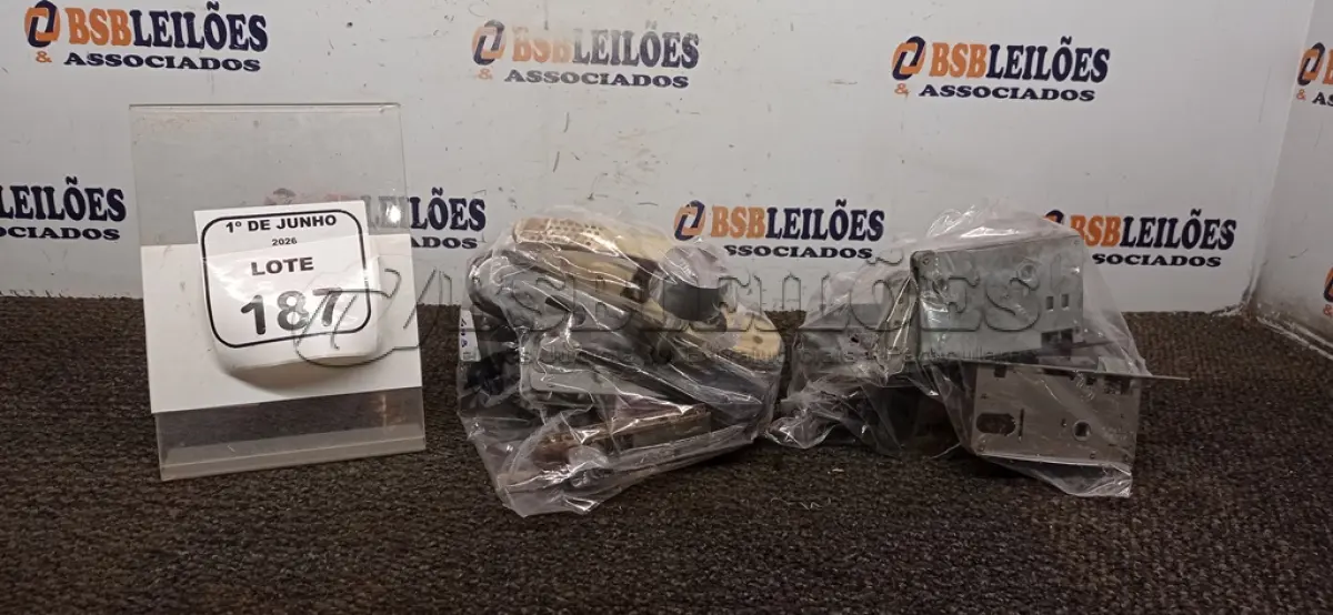 LOTE 187 - 01 LOTE COM VÁRIAS FECHADURAS DE PORTA. (NO ESTADO) ATENÇÃO! FAZER A VISITAÇÃO ANTES DE ARREMATAR, NÃO SABEMOS SE FUNCIONA, LEILÃO NÃO TEM GARANTIA E NEM DEVOLUÇÃO, SUJEITO A POSSÍVEIS AVARIAS VISÍVEIS/OCULTAS E/OU AUSÊNCIA DE COMPONENTES.