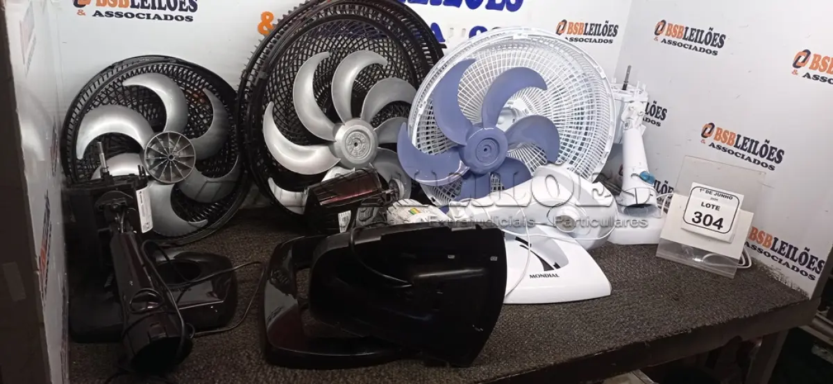 LOTE 304 - 04 VENTILADORES 220V MARCA MONDIAL DESMONTADOS INCOMPLETOS. (NO ESTADO) ATENÇÃO! FAZER A VISITAÇÃO ANTES DE ARREMATAR, NÃO SABEMOS SE FUNCIONA, LEILÃO NÃO TEM GARANTIA E NEM DEVOLUÇÃO, SUJEITO A POSSÍVEIS AVARIAS VISÍVEIS/OCULTAS E/OU AUSÊNCIA DE COMPONENTES.