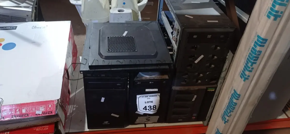 LOTE 438 - 02 CPUS E 01 GABINETE PARA SERVIDOR. (NO ESTADO) ATENÇÃO! FAZER A VISITAÇÃO ANTES DE ARREMATAR, NÃO SABEMOS SE FUNCIONA, LEILÃO NÃO TEM GARANTIA E NEM DEVOLUÇÃO, SUJEITO A POSSÍVEIS AVARIAS VISÍVEIS/OCULTAS E/OU AUSÊNCIA DE COMPONENTES.
