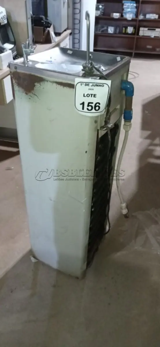 LOTE 156 - 01 BEBEDOURO REFRIGERADO. (NO ESTADO) ATENÇÃO! FAZER A VISITAÇÃO ANTES DE ARREMATAR, NÃO SABEMOS SE FUNCIONA, LEILÃO NÃO TEM GARANTIA E NEM DEVOLUÇÃO, SUJEITO A POSSÍVEIS AVARIAS VISÍVEIS/OCULTAS E/OU AUSÊNCIA DE COMPONENTES.
