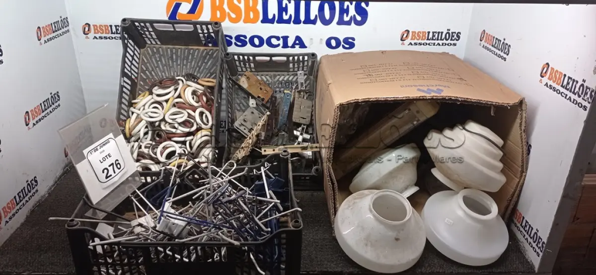 LOTE 276 - 06 CAIXAS DE CORREIOS EM METAL, 05 CÚPULAS DE LUMINÁRIAS DE MATERIAIS DIVERSOS, 01 LUMINÁRIA RECARREGÁVEL E VÁRIOS MÓDULOS CEGOS E 01 CAIXA COM GRANDE QUANTIDADE DE GANCHO METÁLICO PARA GÔNDOLAS, ARGOLAS PARA VARÃO DE CORTINA E FECHADURAS DE PORTA. (NO ESTADO) ATENÇÃO! FAZER A VISITAÇÃO ANTES DE ARREMATAR, NÃO SABEMOS SE FUNCIONA, LEILÃO NÃO TEM GARANTIA E NEM DEVOLUÇÃO, SUJEITO A POSSÍVEIS AVARIAS VISÍVEIS/OCULTAS E/OU AUSÊNCIA DE COMPONENTES.