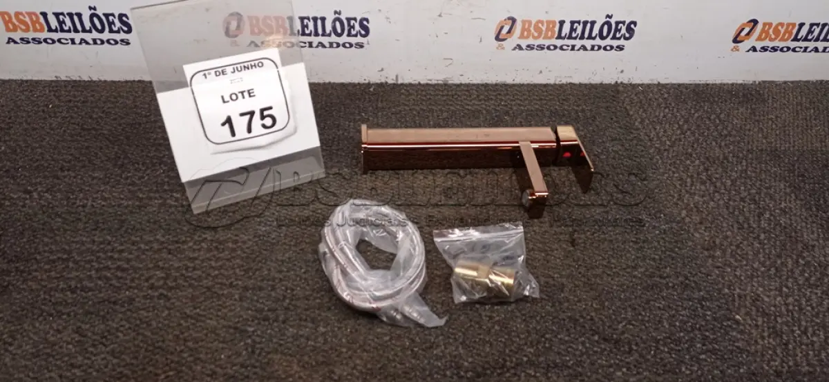 LOTE 175 - 01 TORNEIRA MISTURADOR MARCA PRIZI COM ACESSÓRIOS. (NO ESTADO) ATENÇÃO! FAZER A VISITAÇÃO ANTES DE ARREMATAR, NÃO SABEMOS SE FUNCIONA, LEILÃO NÃO TEM GARANTIA E NEM DEVOLUÇÃO, SUJEITO A POSSÍVEIS AVARIAS VISÍVEIS/OCULTAS E/OU AUSÊNCIA DE COMPONENTES.