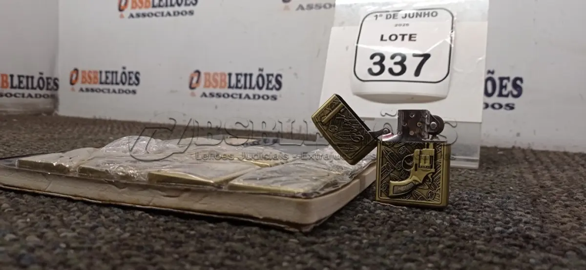 LOTE 337 - 01 KIT COM 12 ISQUEIROS TIPO ZIPPO PERSONALIZADOS ( PRODUTO NOVO). (NO ESTADO) ATENÇÃO! FAZER A VISITAÇÃO ANTES DE ARREMATAR, NÃO SABEMOS SE FUNCIONA, LEILÃO NÃO TEM GARANTIA E NEM DEVOLUÇÃO, SUJEITO A POSSÍVEIS AVARIAS VISÍVEIS/OCULTAS E/OU AUSÊNCIA DE COMPONENTES.