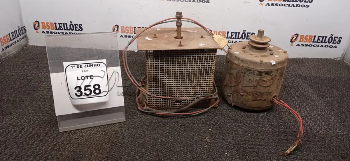 LOTE 358 - 01 MÁQUINA DE SOLDA E 01 MOTOR ELÉTRICO. (NO ESTADO) ATENÇÃO! FAZER A VISITAÇÃO ANTES DE ARREMATAR, NÃO SABEMOS SE FUNCIONA, LEILÃO NÃO TEM GARANTIA E NEM DEVOLUÇÃO, SUJEITO A POSSÍVEIS AVARIAS VISÍVEIS/OCULTAS E/OU AUSÊNCIA DE COMPONENTES.
