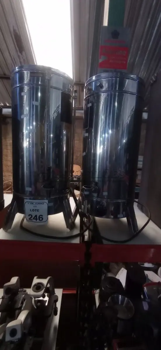 LOTE 246 - 02 CAFETEIRAS INDUSTRIAIS EM INOX. (NO ESTADO) ATENÇÃO! FAZER A VISITAÇÃO ANTES DE ARREMATAR, NÃO SABEMOS SE FUNCIONA, LEILÃO NÃO TEM GARANTIA E NEM DEVOLUÇÃO, SUJEITO A POSSÍVEIS AVARIAS VISÍVEIS/OCULTAS E/OU AUSÊNCIA DE COMPONENTES.