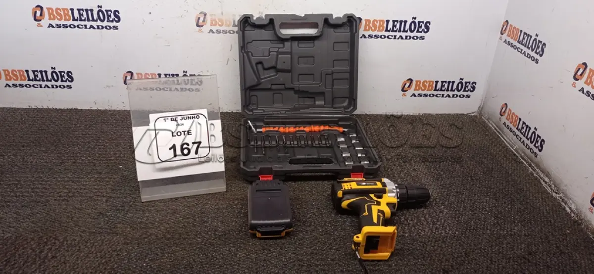 LOTE 167 - 01 PARAFUSADEIRA A BATERIA 21V COM BITS E MALETA. (NO ESTADO) ATENÇÃO! FAZER A VISITAÇÃO ANTES DE ARREMATAR, NÃO SABEMOS SE FUNCIONA, LEILÃO NÃO TEM GARANTIA E NEM DEVOLUÇÃO, SUJEITO A POSSÍVEIS AVARIAS VISÍVEIS/OCULTAS E/OU AUSÊNCIA DE COMPONENTES.