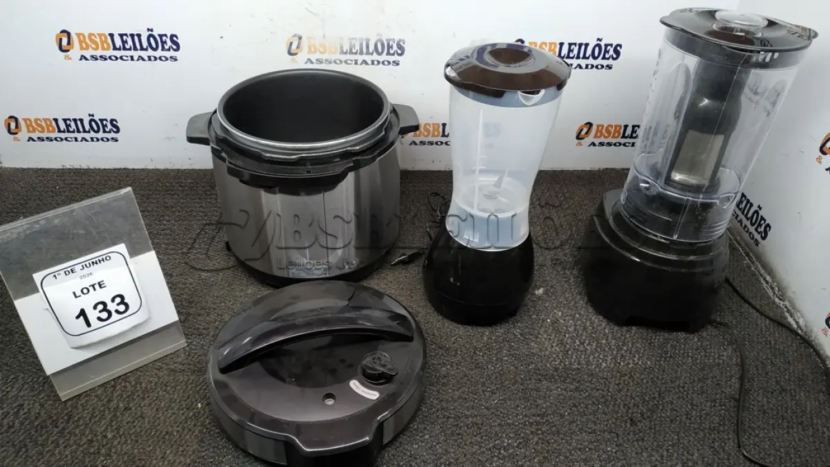 LOTE 133 - 01 PANELA DE PRESSÃO 220V MARCA MONDIAL E 02 LIQUIDIFICADORES 220V MARCA MONDIAL. (NO ESTADO) ATENÇÃO! FAZER A VISITAÇÃO ANTES DE ARREMATAR, NÃO SABEMOS SE FUNCIONA, LEILÃO NÃO TEM GARANTIA E NEM DEVOLUÇÃO, SUJEITO A POSSÍVEIS AVARIAS VISÍVEIS/OCULTAS E/OU AUSÊNCIA DE COMPONENTES.