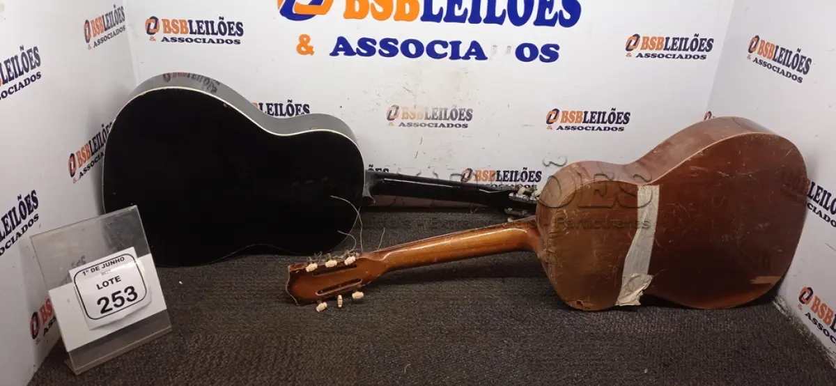 LOTE 253 - 02 VIOLÕES. (NO ESTADO) ATENÇÃO! FAZER A VISITAÇÃO ANTES DE ARREMATAR, NÃO SABEMOS SE FUNCIONA, LEILÃO NÃO TEM GARANTIA E NEM DEVOLUÇÃO, SUJEITO A POSSÍVEIS AVARIAS VISÍVEIS/OCULTAS E/OU AUSÊNCIA DE COMPONENTES.