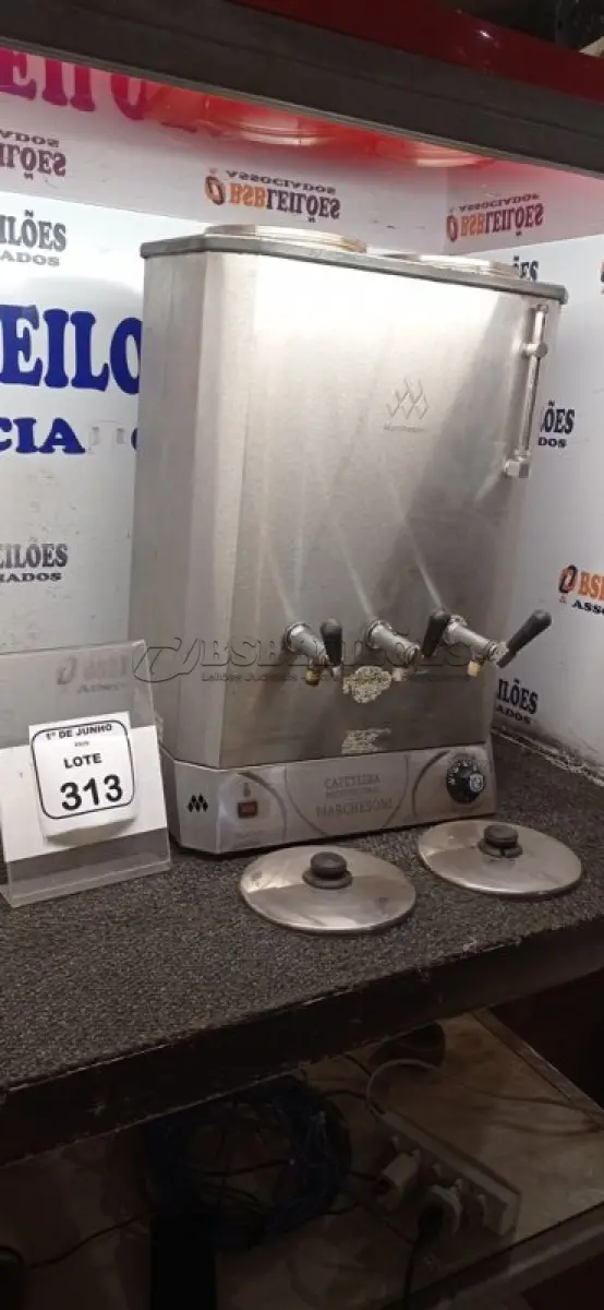 LOTE 313 - 01 CAFETEIRA INDUSTRIAL EM INOX MARCA MARCHESONI. (NO ESTADO) ATENÇÃO! FAZER A VISITAÇÃO ANTES DE ARREMATAR, NÃO SABEMOS SE FUNCIONA, LEILÃO NÃO TEM GARANTIA E NEM DEVOLUÇÃO, SUJEITO A POSSÍVEIS AVARIAS VISÍVEIS/OCULTAS E/OU AUSÊNCIA DE COMPONENTES.