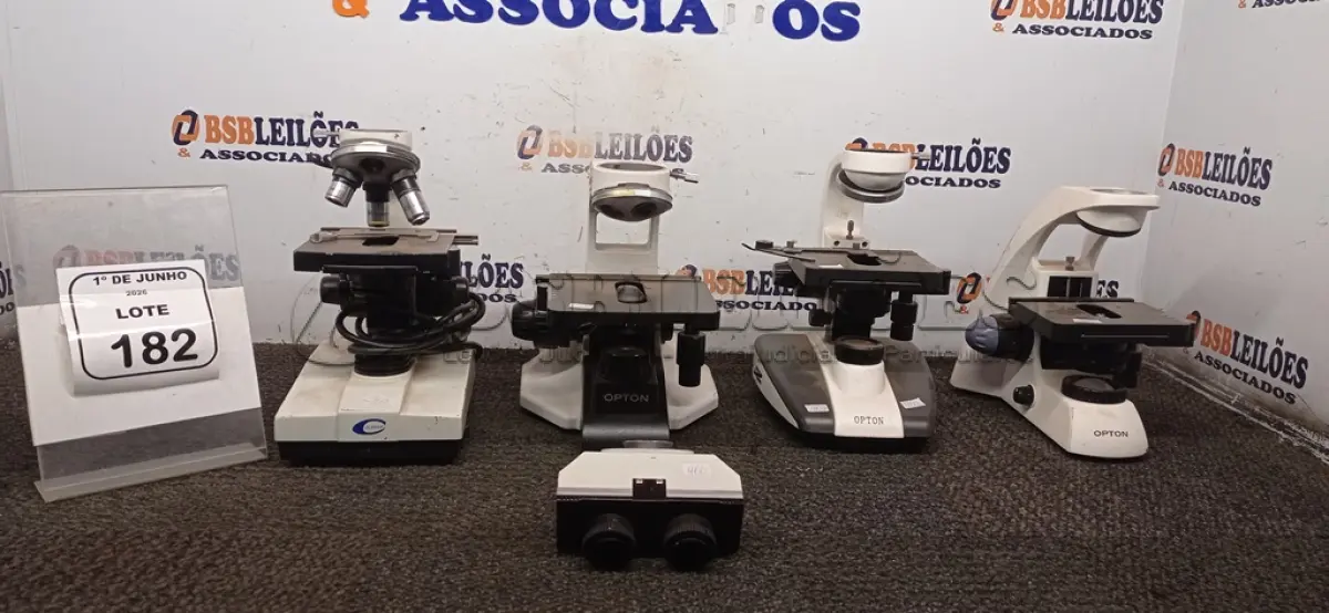 LOTE 182 - 04 MICROSCÓPIOS. (NO ESTADO) ATENÇÃO! FAZER A VISITAÇÃO ANTES DE ARREMATAR, NÃO SABEMOS SE FUNCIONA, LEILÃO NÃO TEM GARANTIA E NEM DEVOLUÇÃO, SUJEITO A POSSÍVEIS AVARIAS VISÍVEIS/OCULTAS E/OU AUSÊNCIA DE COMPONENTES.