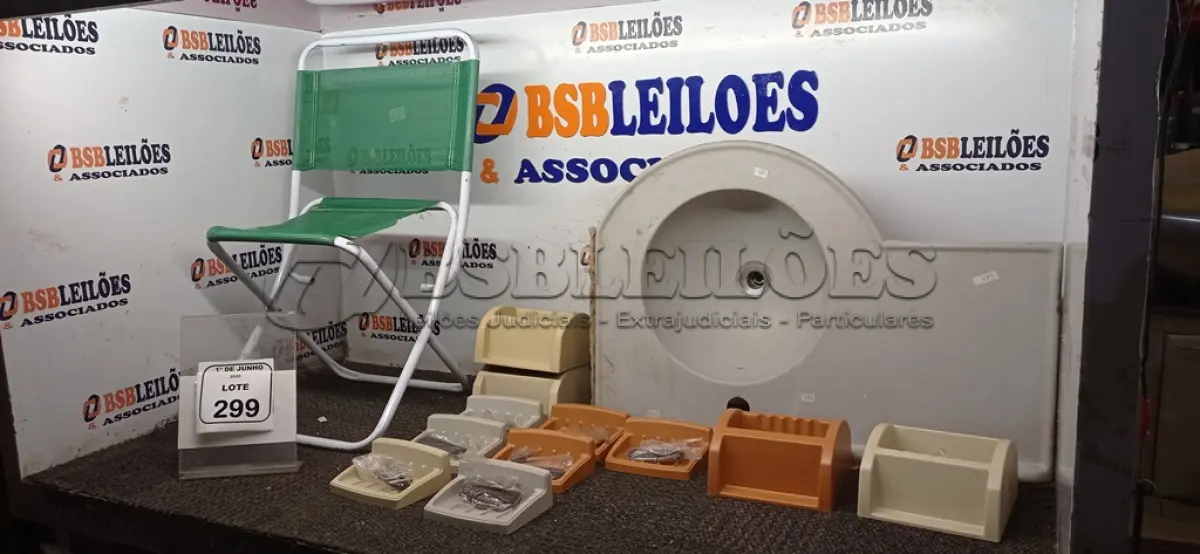 LOTE 299 - 01 PIA, 01 BANCO DOBRÁVEL E VÁRIAS SABONETEIRAS DE PLÁSTICO. (NO ESTADO) ATENÇÃO! FAZER A VISITAÇÃO ANTES DE ARREMATAR, NÃO SABEMOS SE FUNCIONA, LEILÃO NÃO TEM GARANTIA E NEM DEVOLUÇÃO, SUJEITO A POSSÍVEIS AVARIAS VISÍVEIS/OCULTAS E/OU AUSÊNCIA DE COMPONENTES.