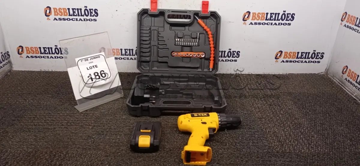 LOTE 186 - 01 PARAFUSADEIRA 36V A BATERIA COM MALETA E ACESSÓRIOS PRODUTO NOVO. (NO ESTADO) ATENÇÃO! FAZER A VISITAÇÃO ANTES DE ARREMATAR, NÃO SABEMOS SE FUNCIONA, LEILÃO NÃO TEM GARANTIA E NEM DEVOLUÇÃO, SUJEITO A POSSÍVEIS AVARIAS VISÍVEIS/OCULTAS E/OU AUSÊNCIA DE COMPONENTES.