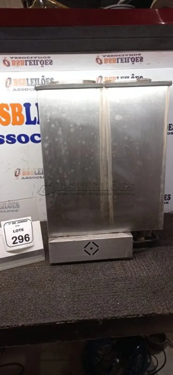 LOTE 296 - 01 CAFETEIRA INDUSTRIAL EM INOX. (NO ESTADO) ATENÇÃO! FAZER A VISITAÇÃO ANTES DE ARREMATAR, NÃO SABEMOS SE FUNCIONA, LEILÃO NÃO TEM GARANTIA E NEM DEVOLUÇÃO, SUJEITO A POSSÍVEIS AVARIAS VISÍVEIS/OCULTAS E/OU AUSÊNCIA DE COMPONENTES.