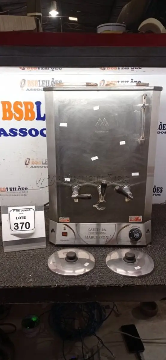 LOTE 370 - 01 CAFETEIRA INDUSTRIAL EM INOX MARCA MARCHESONI. (NO ESTADO) ATENÇÃO! FAZER A VISITAÇÃO ANTES DE ARREMATAR, NÃO SABEMOS SE FUNCIONA, LEILÃO NÃO TEM GARANTIA E NEM DEVOLUÇÃO, SUJEITO A POSSÍVEIS AVARIAS VISÍVEIS/OCULTAS E/OU AUSÊNCIA DE COMPONENTES.