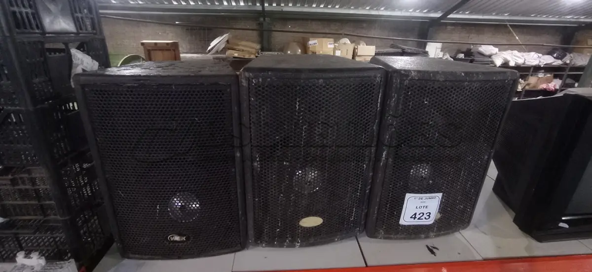 LOTE 423 - 03 CAIXAS DE SOM ALTO FALANTE. (NO ESTADO) ATENÇÃO! FAZER A VISITAÇÃO ANTES DE ARREMATAR, NÃO SABEMOS SE FUNCIONA, LEILÃO NÃO TEM GARANTIA E NEM DEVOLUÇÃO, SUJEITO A POSSÍVEIS AVARIAS VISÍVEIS/OCULTAS E/OU AUSÊNCIA DE COMPONENTES.