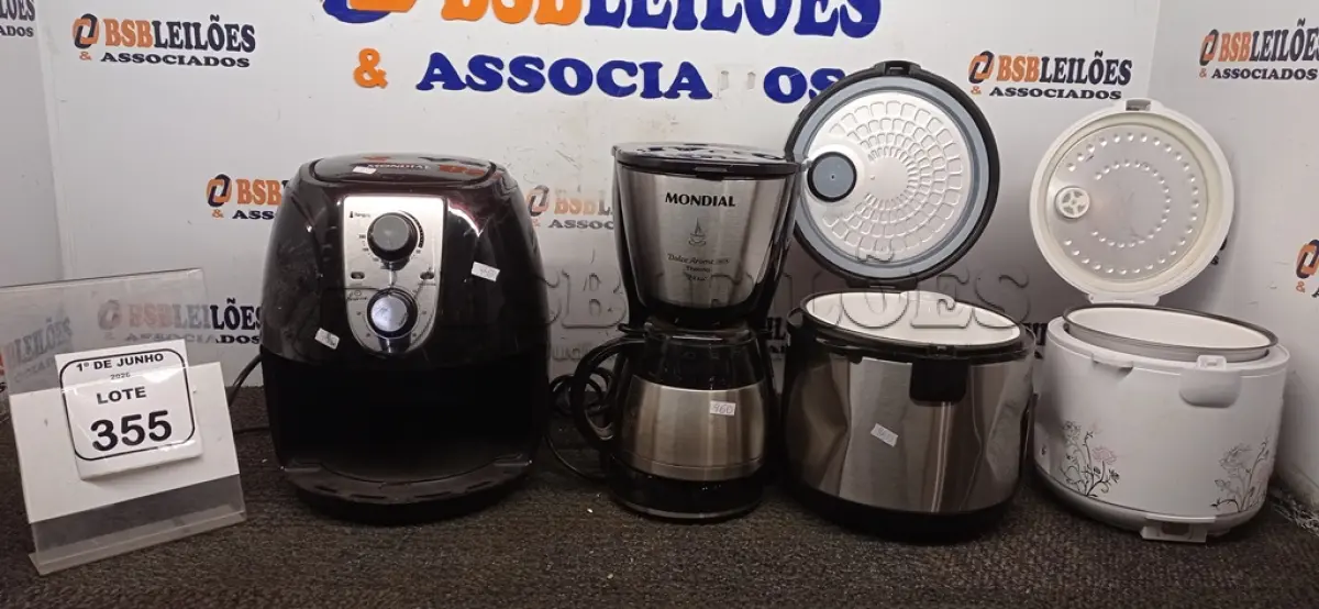LOTE 355 - 01 CAFETEIRA, 02 PANELAS ELÉTRICAS 220V MARCA MONDIAL E 01 AIR FRYER INCOMPLETA. (NO ESTADO) ATENÇÃO! FAZER A VISITAÇÃO ANTES DE ARREMATAR, NÃO SABEMOS SE FUNCIONA, LEILÃO NÃO TEM GARANTIA E NEM DEVOLUÇÃO, SUJEITO A POSSÍVEIS AVARIAS VISÍVEIS/OCULTAS E/OU AUSÊNCIA DE COMPONENTES.