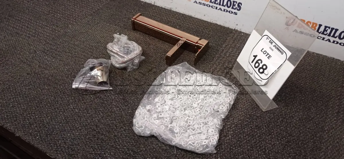 LOTE 168 - 01 TORNEIRA MISTURADOR MARCA PRIZI COM ACESSÓRIOS E 01 SACO COM CANTONEIRAS PARA FIXAÇÃO DE PARAFUSOS. (NO ESTADO) ATENÇÃO! FAZER A VISITAÇÃO ANTES DE ARREMATAR, NÃO SABEMOS SE FUNCIONA, LEILÃO NÃO TEM GARANTIA E NEM DEVOLUÇÃO, SUJEITO A POSSÍVEIS AVARIAS VISÍVEIS/OCULTAS E/OU AUSÊNCIA DE COMPONENTES.
