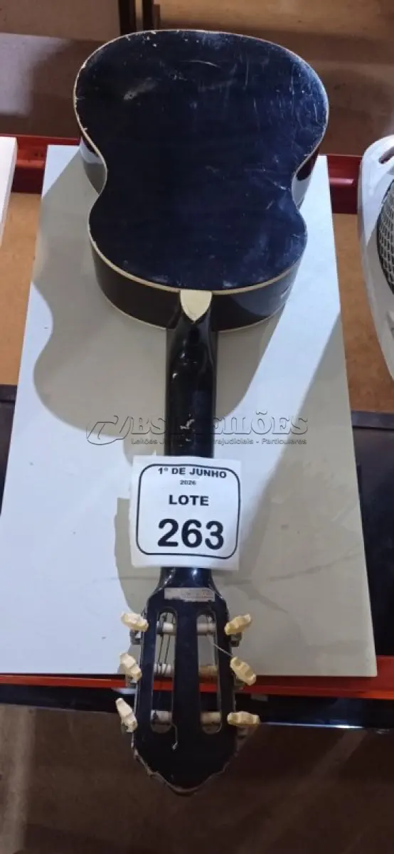 LOTE 263 - 01 VIOLÃO INFANTIL. (NO ESTADO) ATENÇÃO! FAZER A VISITAÇÃO ANTES DE ARREMATAR, NÃO SABEMOS SE FUNCIONA, LEILÃO NÃO TEM GARANTIA E NEM DEVOLUÇÃO, SUJEITO A POSSÍVEIS AVARIAS VISÍVEIS/OCULTAS E/OU AUSÊNCIA DE COMPONENTES.