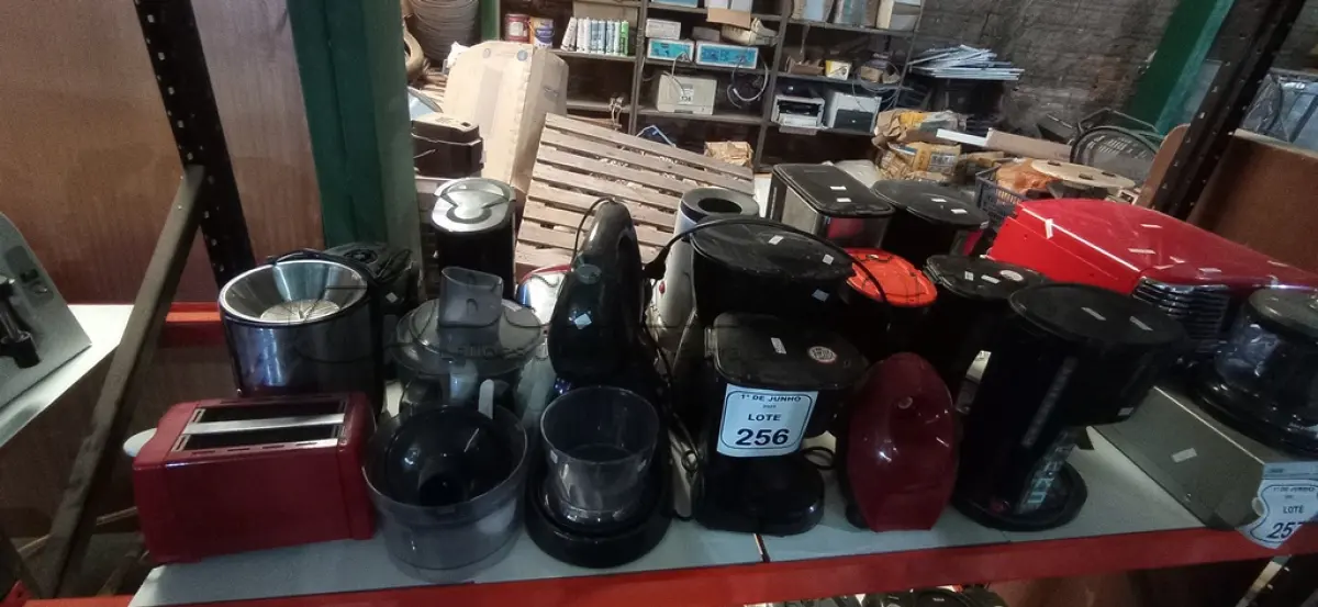 LOTE 256 - 02 SANDUICHEIRAS ELÉTRICAS, 01 TORRADEIRA, 07 CAFETEIRAS, 01 MÁQUINA DE FAZER SUCO, 01 BATEDEIRA INCOMPLETA E VÁRIOS ACESSÓRIOS DE ELETRODOMÉSTICOS DIVERSOS. (NO ESTADO) ATENÇÃO! FAZER A VISITAÇÃO ANTES DE ARREMATAR, NÃO SABEMOS SE FUNCIONA, LEILÃO NÃO TEM GARANTIA E NEM DEVOLUÇÃO, SUJEITO A POSSÍVEIS AVARIAS VISÍVEIS/OCULTAS E/OU AUSÊNCIA DE COMPONENTES.