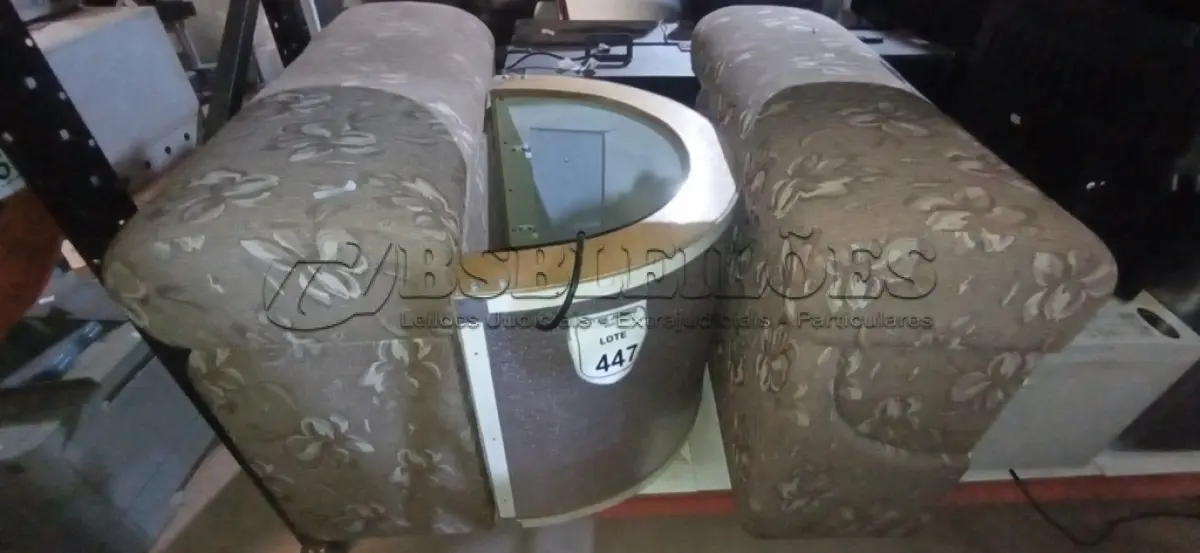 LOTE 447 - 01 FORNO DE BIER E 02 BAÚS ALMOFADADOS. (NO ESTADO) ATENÇÃO! FAZER A VISITAÇÃO ANTES DE ARREMATAR, NÃO SABEMOS SE FUNCIONA, LEILÃO NÃO TEM GARANTIA E NEM DEVOLUÇÃO, SUJEITO A POSSÍVEIS AVARIAS VISÍVEIS/OCULTAS E/OU AUSÊNCIA DE COMPONENTES.