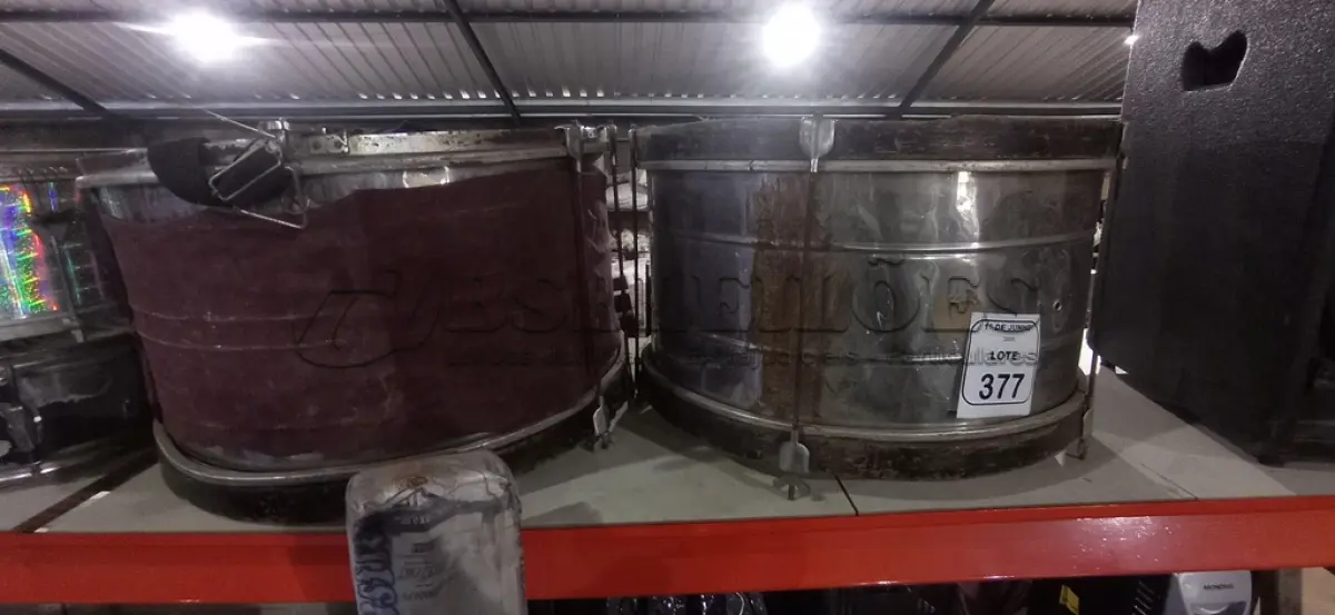 LOTE 377 - 02 TAMBORES PERCUSSIVOS. (NO ESTADO) ATENÇÃO! FAZER A VISITAÇÃO ANTES DE ARREMATAR, NÃO SABEMOS SE FUNCIONA, LEILÃO NÃO TEM GARANTIA E NEM DEVOLUÇÃO, SUJEITO A POSSÍVEIS AVARIAS VISÍVEIS/OCULTAS E/OU AUSÊNCIA DE COMPONENTES.