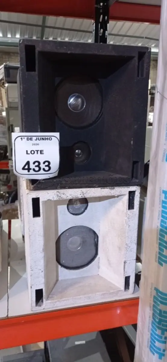 LOTE 433 - 05 CAIXAS DE SOM COM ALTO FALANTES. (NO ESTADO) ATENÇÃO! FAZER A VISITAÇÃO ANTES DE ARREMATAR, NÃO SABEMOS SE FUNCIONA, LEILÃO NÃO TEM GARANTIA E NEM DEVOLUÇÃO, SUJEITO A POSSÍVEIS AVARIAS VISÍVEIS/OCULTAS E/OU AUSÊNCIA DE COMPONENTES.