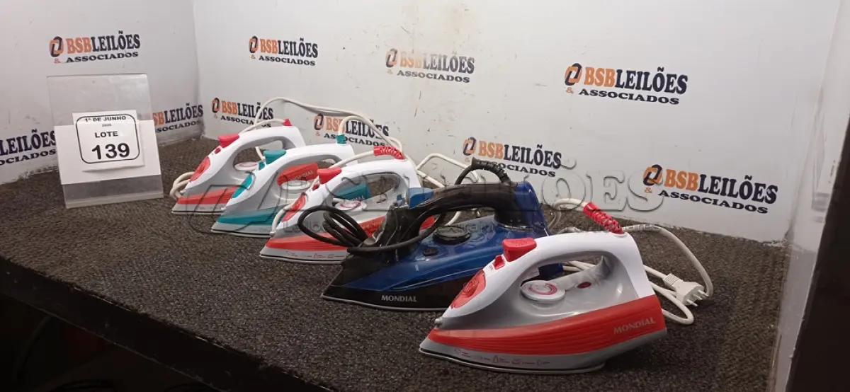 LOTE 139 - 05 FERROS DE PASSAR DE MODELOS DIVERSOS MARCA MONDIAL. (NO ESTADO) ATENÇÃO! FAZER A VISITAÇÃO ANTES DE ARREMATAR, NÃO SABEMOS SE FUNCIONA, LEILÃO NÃO TEM GARANTIA E NEM DEVOLUÇÃO, SUJEITO A POSSÍVEIS AVARIAS VISÍVEIS/OCULTAS E/OU AUSÊNCIA DE COMPONENTES.