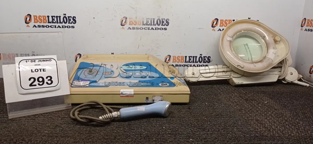 LOTE 293 - 01 LUPA COM ILUMINAÇÃO MODELO TL-1092 E 01 APARELHO DE ULTRASSOM PARA TERAPIAS. (NO ESTADO) ATENÇÃO! FAZER A VISITAÇÃO ANTES DE ARREMATAR, NÃO SABEMOS SE FUNCIONA, LEILÃO NÃO TEM GARANTIA E NEM DEVOLUÇÃO, SUJEITO A POSSÍVEIS AVARIAS VISÍVEIS/OCULTAS E/OU AUSÊNCIA DE COMPONENTES.