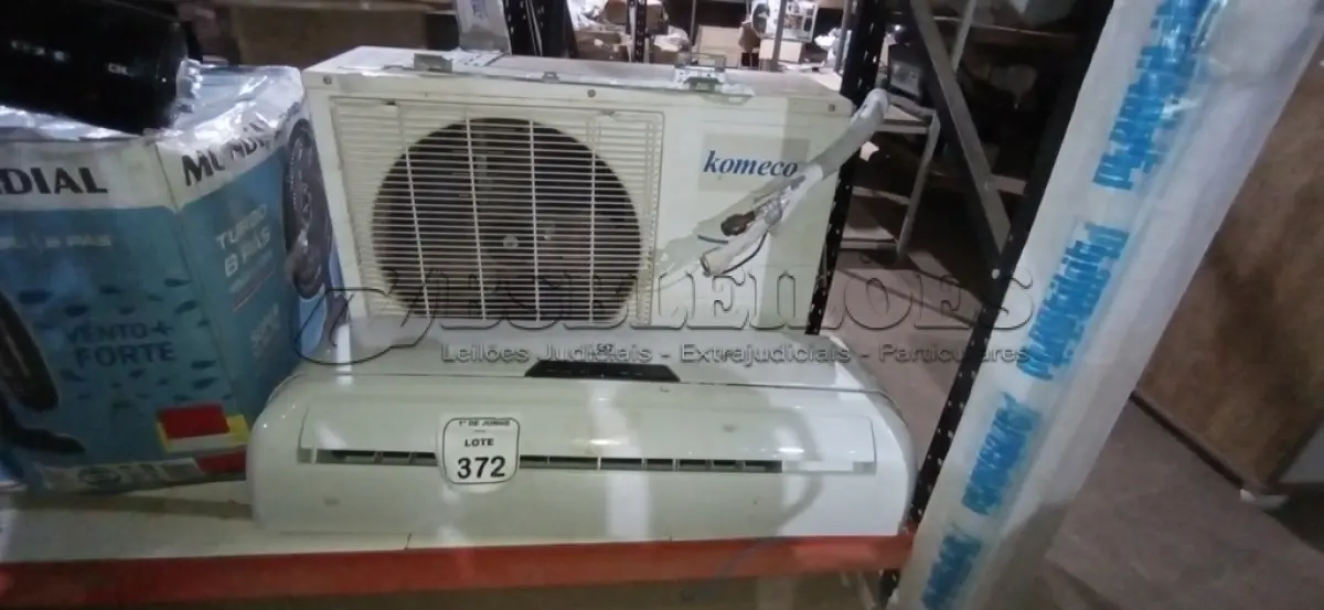 LOTE 372 - 01 CONDENSADORA DE 12.000 BTU/H E 01 EVAPORADORA MARCA ELECTROLUX. (NO ESTADO) ATENÇÃO! FAZER A VISITAÇÃO ANTES DE ARREMATAR, NÃO SABEMOS SE FUNCIONA, LEILÃO NÃO TEM GARANTIA E NEM DEVOLUÇÃO, SUJEITO A POSSÍVEIS AVARIAS VISÍVEIS/OCULTAS E/OU AUSÊNCIA DE COMPONENTES.