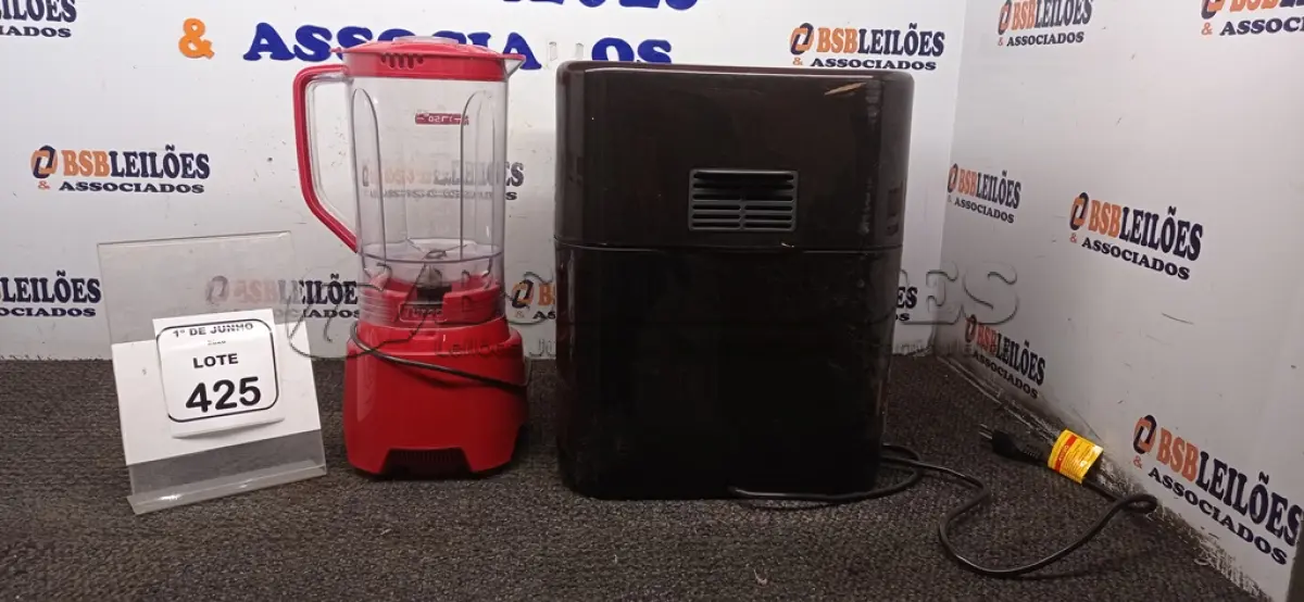LOTE 425 - 01 AIR FRYER/FORNO 12L 220V MARCA MONDIAL E 01 LIQUIDIFICADOR 220V MARCA MONDIAL. (NO ESTADO) ATENÇÃO! FAZER A VISITAÇÃO ANTES DE ARREMATAR, NÃO SABEMOS SE FUNCIONA, LEILÃO NÃO TEM GARANTIA E NEM DEVOLUÇÃO, SUJEITO A POSSÍVEIS AVARIAS VISÍVEIS/OCULTAS E/OU AUSÊNCIA DE COMPONENTES.