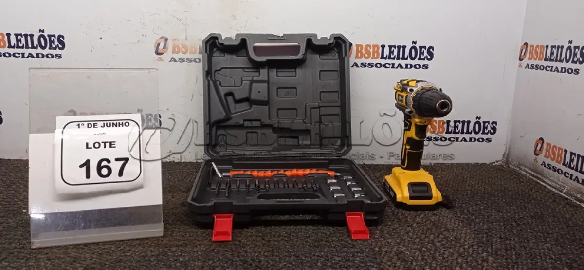 LOTE 167 - 01 PARAFUSADEIRA A BATERIA 21V COM BITS E MALETA. (NO ESTADO) ATENÇÃO! FAZER A VISITAÇÃO ANTES DE ARREMATAR, NÃO SABEMOS SE FUNCIONA, LEILÃO NÃO TEM GARANTIA E NEM DEVOLUÇÃO, SUJEITO A POSSÍVEIS AVARIAS VISÍVEIS/OCULTAS E/OU AUSÊNCIA DE COMPONENTES.