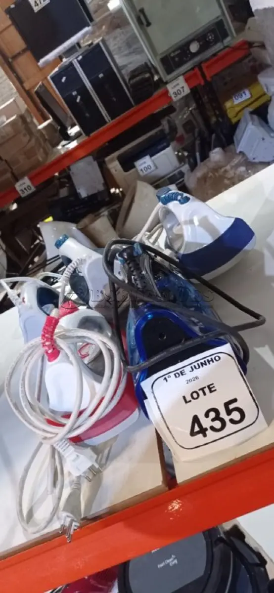 LOTE 435 - 05 FERROS DE PASSAR DE MODELOS DIVERSOS MARCA MONDIAL. (NO ESTADO) ATENÇÃO! FAZER A VISITAÇÃO ANTES DE ARREMATAR, NÃO SABEMOS SE FUNCIONA, LEILÃO NÃO TEM GARANTIA E NEM DEVOLUÇÃO, SUJEITO A POSSÍVEIS AVARIAS VISÍVEIS/OCULTAS E/OU AUSÊNCIA DE COMPONENTES.