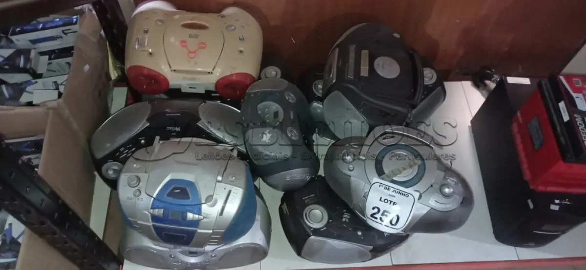 LOTE 250 - 10 APARELHOS DE SOM PORTÁTIL DE MARCA E MODELOS DIVERSOS. (NO ESTADO) ATENÇÃO! FAZER A VISITAÇÃO ANTES DE ARREMATAR, NÃO SABEMOS SE FUNCIONA, LEILÃO NÃO TEM GARANTIA E NEM DEVOLUÇÃO, SUJEITO A POSSÍVEIS AVARIAS VISÍVEIS/OCULTAS E/OU AUSÊNCIA DE COMPONENTES.