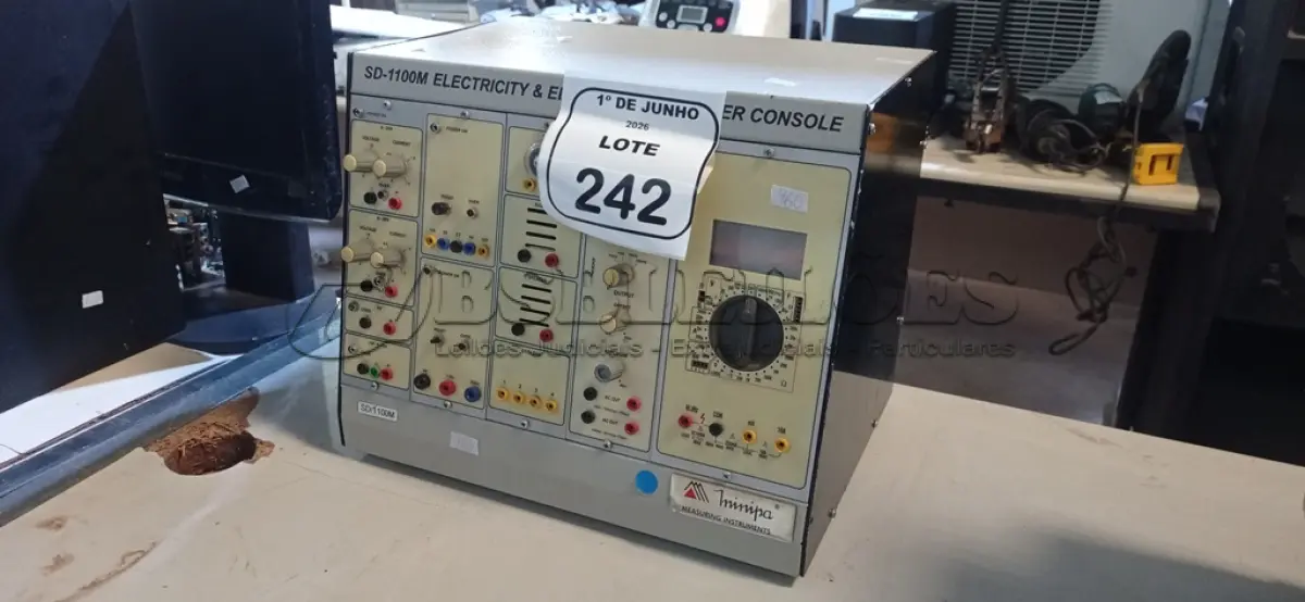 LOTE 242 - 01 CONSOLE DE TREINAMENTO DIDÁTICO DE ELETRICIDADE MODELO SD-1100M MARCA MINIPA. (NO ESTADO) ATENÇÃO! FAZER A VISITAÇÃO ANTES DE ARREMATAR, NÃO SABEMOS SE FUNCIONA, LEILÃO NÃO TEM GARANTIA E NEM DEVOLUÇÃO, SUJEITO A POSSÍVEIS AVARIAS VISÍVEIS/OCULTAS E/OU AUSÊNCIA DE COMPONENTES.