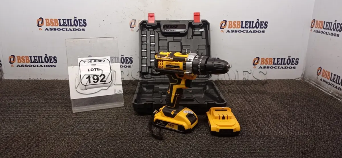 LOTE 192 - 01 FURADEIRA COM 02 BATERIAS, BITS E MALETA. (NO ESTADO) ATENÇÃO! FAZER A VISITAÇÃO ANTES DE ARREMATAR, NÃO SABEMOS SE FUNCIONA, LEILÃO NÃO TEM GARANTIA E NEM DEVOLUÇÃO, SUJEITO A POSSÍVEIS AVARIAS VISÍVEIS/OCULTAS E/OU AUSÊNCIA DE COMPONENTES.