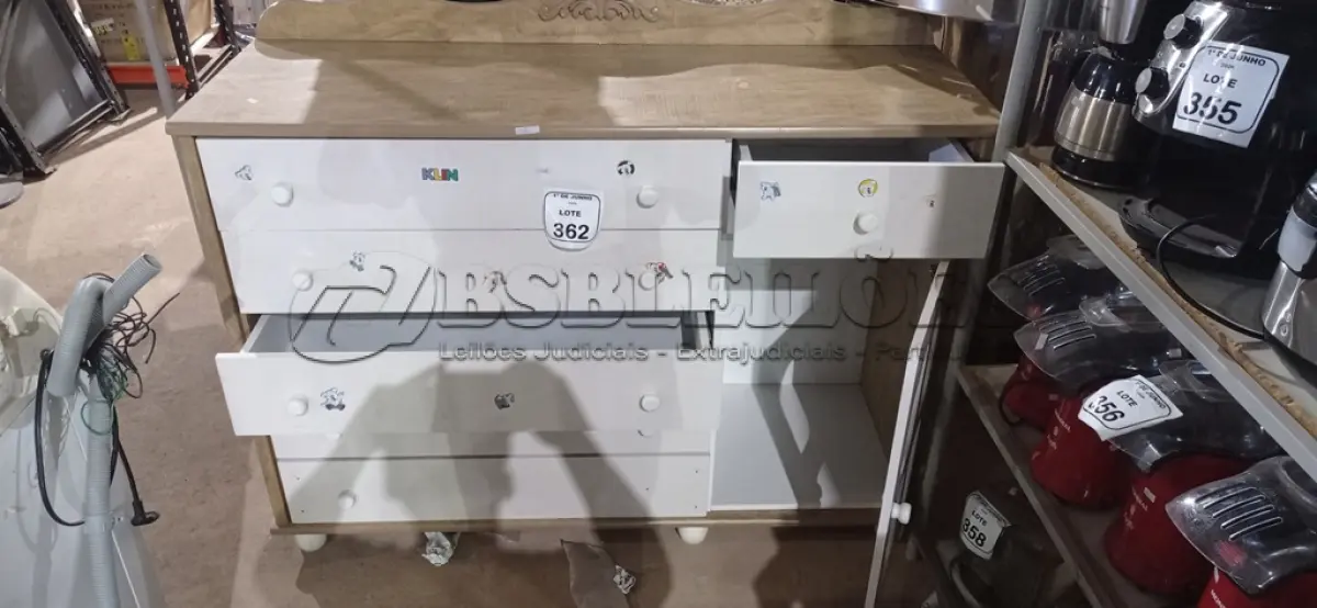 LOTE 362 - 01 CÔMODA INFANTIL EM MADEIRA COM 06 GAVETAS E 01 PORTA. (NO ESTADO) ATENÇÃO! FAZER A VISITAÇÃO ANTES DE ARREMATAR, NÃO SABEMOS SE FUNCIONA, LEILÃO NÃO TEM GARANTIA E NEM DEVOLUÇÃO, SUJEITO A POSSÍVEIS AVARIAS VISÍVEIS/OCULTAS E/OU AUSÊNCIA DE COMPONENTES.