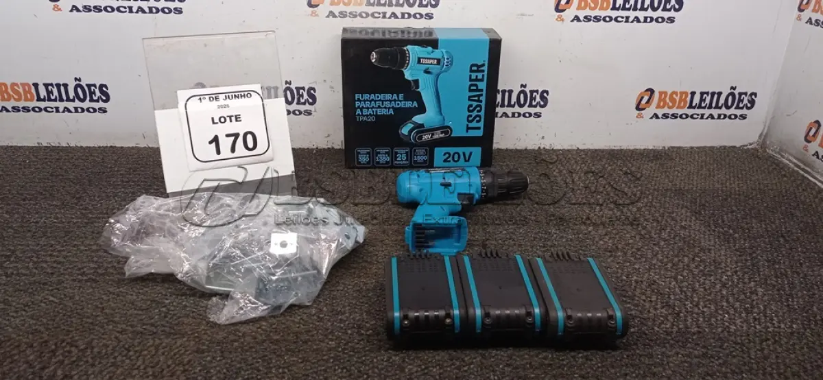 LOTE 170 - 01 PARAFUSADEIRA E FURADEIRA COM 03 BATERIAS 20V MARCA TSSAPER E 01 SACO COM CANTONEIRAS PARA MÓVEIS. (NO ESTADO) ATENÇÃO! FAZER A VISITAÇÃO ANTES DE ARREMATAR, NÃO SABEMOS SE FUNCIONA, LEILÃO NÃO TEM GARANTIA E NEM DEVOLUÇÃO, SUJEITO A POSSÍVEIS AVARIAS VISÍVEIS/OCULTAS E/OU AUSÊNCIA DE COMPONENTES.