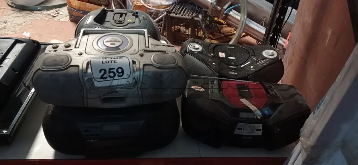 LOTE 259 - 06 APARELHOS DE SOM PORTÁTEIS DE MARCAS E MODELOS DIVERSOS. (NO ESTADO) ATENÇÃO! FAZER A VISITAÇÃO ANTES DE ARREMATAR, NÃO SABEMOS SE FUNCIONA, LEILÃO NÃO TEM GARANTIA E NEM DEVOLUÇÃO, SUJEITO A POSSÍVEIS AVARIAS VISÍVEIS/OCULTAS E/OU AUSÊNCIA DE COMPONENTES.