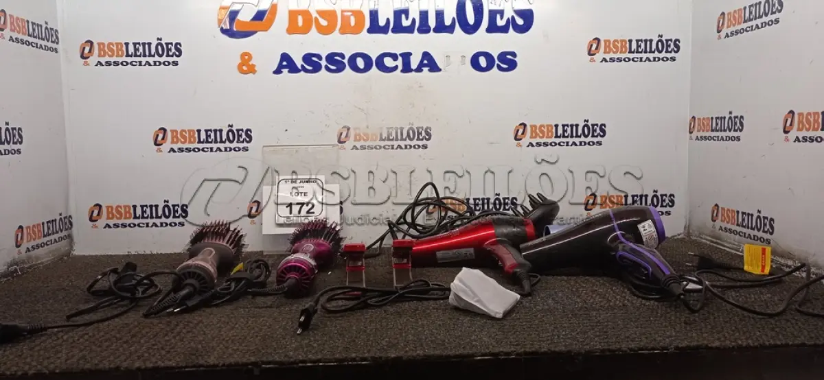 LOTE 172 - 03 SECADORES DE CABELO MODELOS DIVERSOS MARCA MONDIAL, 02 PRANCHAS DE CABELO E 02 ESCOVAS DE CABELO MARCA MONDIAL. (NO ESTADO) ATENÇÃO! FAZER A VISITAÇÃO ANTES DE ARREMATAR, NÃO SABEMOS SE FUNCIONA, LEILÃO NÃO TEM GARANTIA E NEM DEVOLUÇÃO, SUJEITO A POSSÍVEIS AVARIAS VISÍVEIS/OCULTAS E/OU AUSÊNCIA DE COMPONENTES.