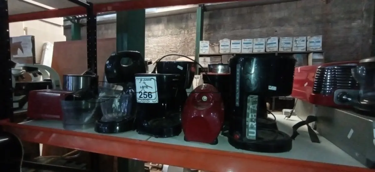 LOTE 256 - 02 SANDUICHEIRAS ELÉTRICAS, 01 TORRADEIRA, 07 CAFETEIRAS, 01 MÁQUINA DE FAZER SUCO, 01 BATEDEIRA INCOMPLETA E VÁRIOS ACESSÓRIOS DE ELETRODOMÉSTICOS DIVERSOS. (NO ESTADO) ATENÇÃO! FAZER A VISITAÇÃO ANTES DE ARREMATAR, NÃO SABEMOS SE FUNCIONA, LEILÃO NÃO TEM GARANTIA E NEM DEVOLUÇÃO, SUJEITO A POSSÍVEIS AVARIAS VISÍVEIS/OCULTAS E/OU AUSÊNCIA DE COMPONENTES.