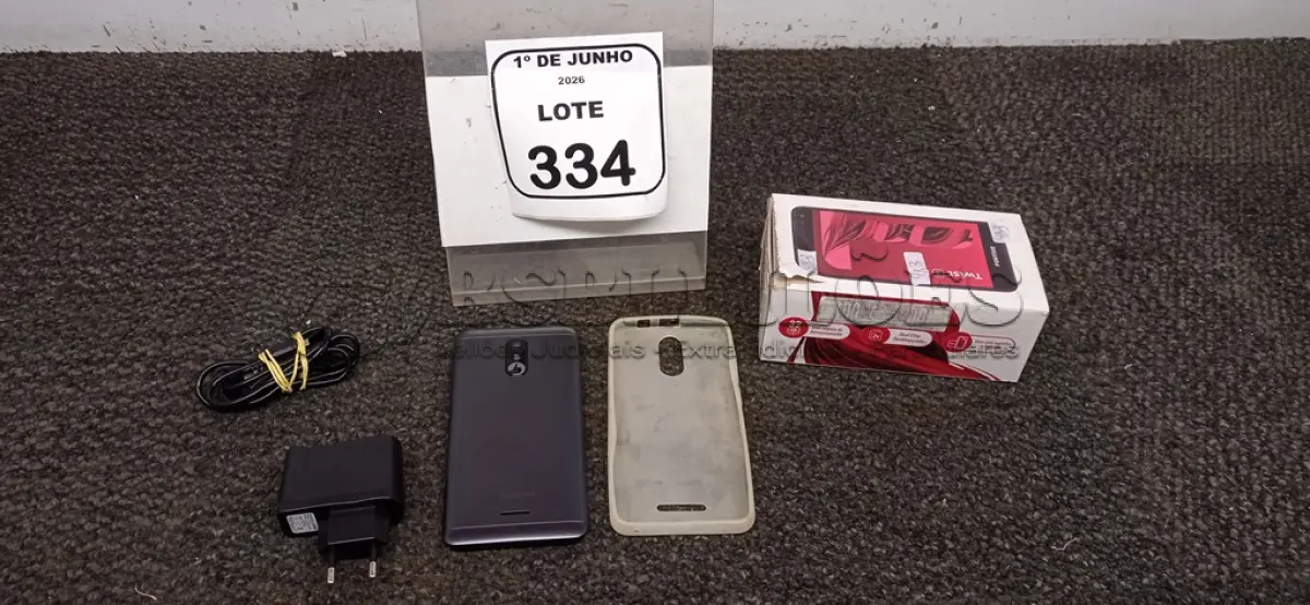 LOTE 334 - 01 SMARTPHONE COM CARREGADOR MODELO TWIST MARCA POSITIVO. (NO ESTADO) ATENÇÃO! FAZER A VISITAÇÃO ANTES DE ARREMATAR, NÃO SABEMOS SE FUNCIONA, LEILÃO NÃO TEM GARANTIA E NEM DEVOLUÇÃO, SUJEITO A POSSÍVEIS AVARIAS VISÍVEIS/OCULTAS E/OU AUSÊNCIA DE COMPONENTES.