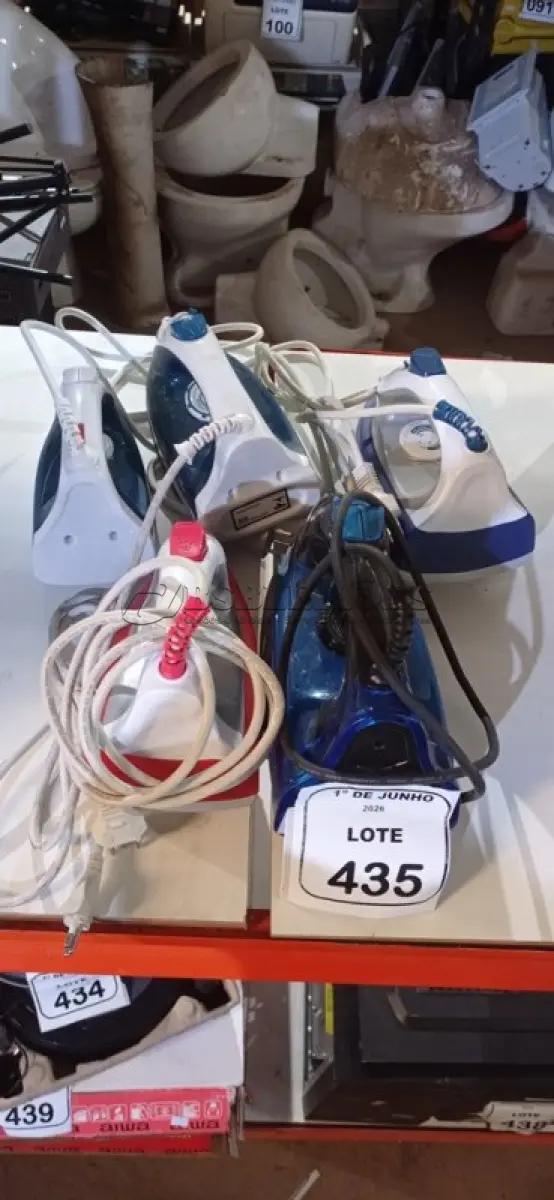 LOTE 435 - 05 FERROS DE PASSAR DE MODELOS DIVERSOS MARCA MONDIAL. (NO ESTADO) ATENÇÃO! FAZER A VISITAÇÃO ANTES DE ARREMATAR, NÃO SABEMOS SE FUNCIONA, LEILÃO NÃO TEM GARANTIA E NEM DEVOLUÇÃO, SUJEITO A POSSÍVEIS AVARIAS VISÍVEIS/OCULTAS E/OU AUSÊNCIA DE COMPONENTES.