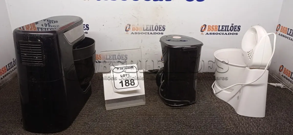 LOTE 188 - 01 BATEDEIRA PLANETÁRIA MARCA MONDIAL, 01 BATEDEIRA PRÁTICA MARCA MONDIAL E 01 CAFETEIRA MARCA MONDIAL . (NO ESTADO) ATENÇÃO! FAZER A VISITAÇÃO ANTES DE ARREMATAR, NÃO SABEMOS SE FUNCIONA, LEILÃO NÃO TEM GARANTIA E NEM DEVOLUÇÃO, SUJEITO A POSSÍVEIS AVARIAS VISÍVEIS/OCULTAS E/OU AUSÊNCIA DE COMPONENTES.