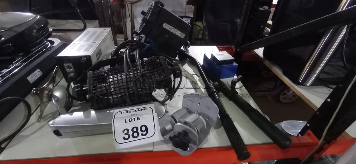 LOTE 389 - 02 LUMINÁRIAS PARA ESTÚDIO, 01 CÂMERA ADAPTOR MODELO CMA-8A MARCA SONY, 01 SUPORTE PARA MONITOR E PEÇAS VARIADAS. (NO ESTADO) ATENÇÃO! FAZER A VISITAÇÃO ANTES DE ARREMATAR, NÃO SABEMOS SE FUNCIONA, LEILÃO NÃO TEM GARANTIA E NEM DEVOLUÇÃO, SUJEITO A POSSÍVEIS AVARIAS VISÍVEIS/OCULTAS E/OU AUSÊNCIA DE COMPONENTES.